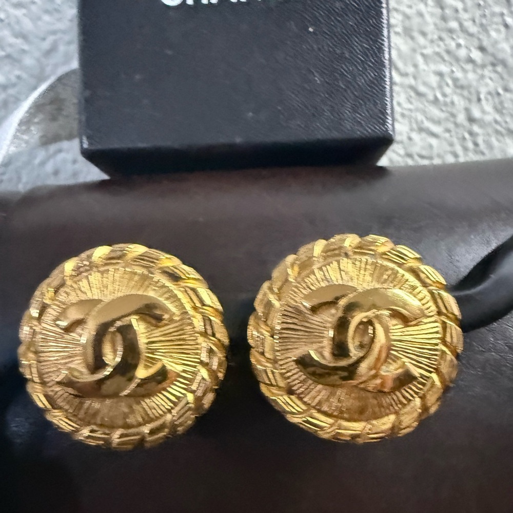 AUTHENTIC COCO CHANEL VINTAGE 24k GOLD PLATED STARBURST CLIP-ON EARRINGS